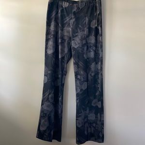 NWT Fun Black/gray print pull on wide leg pants with center slit at hem